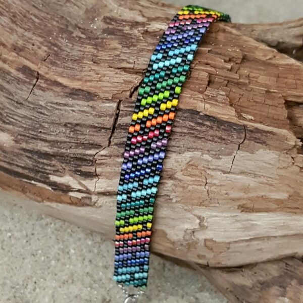 Bracelet tissage plat arc en ciel fond noir