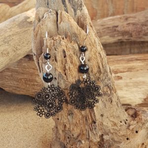 Boucles oreilles Pendantes perles en Agate noire – estampe fleur noir