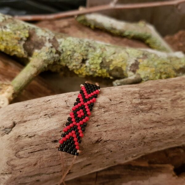 Bracelet Tissage Rectangle – mini perles –  Zig Zag  sur fil beige, Rouge et Noir