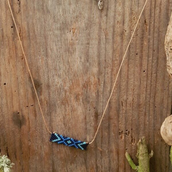 Collier Tissage Rectangle sur fil beige, Camaieu Bleu et Noir