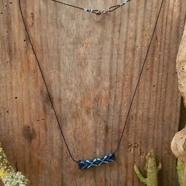 Collier Tissage Rectangle sur fil noir, Camaieu Bleu et Noir