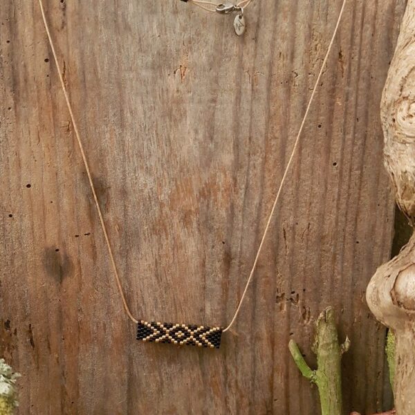 Collier Tissage Rectangle sur fil beige, Doré et Noir