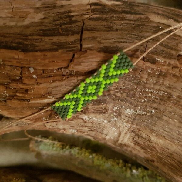 Bracelet Tissage Rectangle – mini perles – Zig Zag sur fil beige – Camaieu vert, Kaki