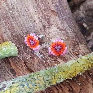 Boucles d’Oreilles Puces Tissage Triangle – Sucre d’Orge – Rose Mauve Rouge et Orange