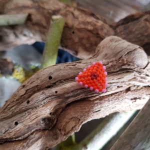 Broche pins tissage triangle – Sucre d’orge – Rose, Mauve, Orange- Taille S