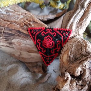 Broche Tissage Triangle – Rouge et Noir – Taille XXL