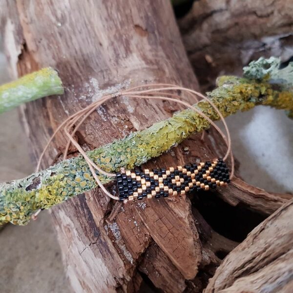 Bracelet Tissage Rectangle – mini perles – Zig Zag sur fil beige, Doré et Noir