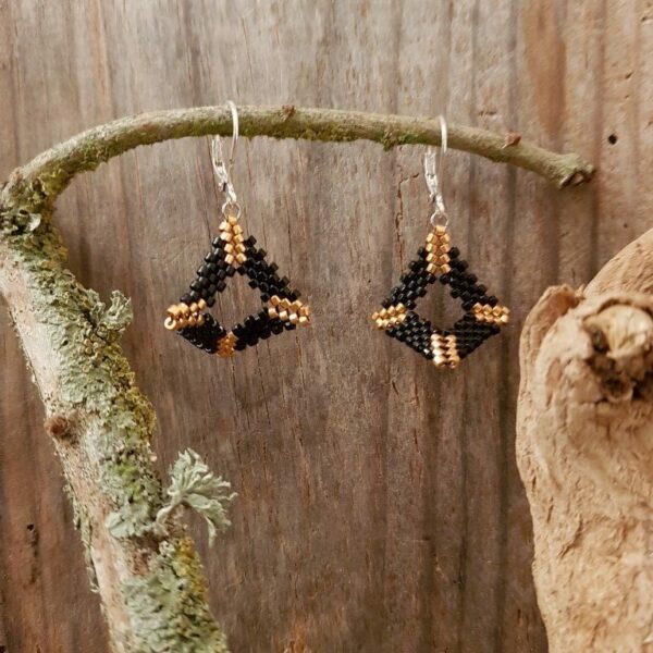 Boucles d’Oreilles Carré Evidé Noir et Doré – plaqué argent- Taille S –