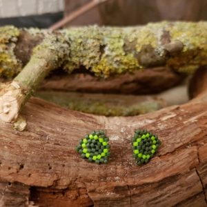 Boucles d’Oreilles Puces tissage triangle – camaieu vert