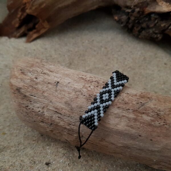 Bracelet Tissage Rectangle – mini perles – Zig Zag  sur fil noir , Gris et Noir