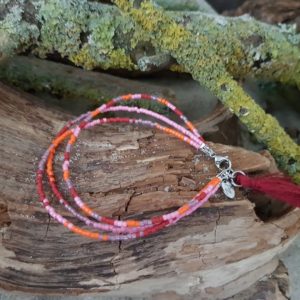 Bracelet triple rangs perles Miyuki sur câble fin – Sucre d’orge – Rose Orange Rouge et Mauve – Pompon Rouge