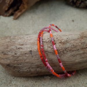 Bracelet triple rangs perles Miyuki sur câble fin – Sucre d’orge – Rose Orange Rouge et Mauve – Pompon Rouge