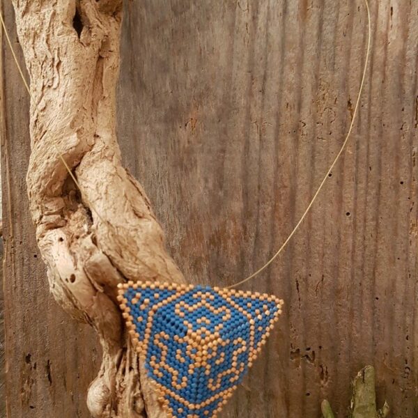 Collier Triangle Tissage Bleu et Doré mat – Taille XXL