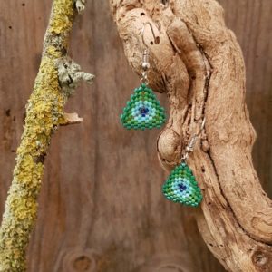Boucles d’Oreilles Triangle Tissage Camaieu Vert et Bleu – Taille S