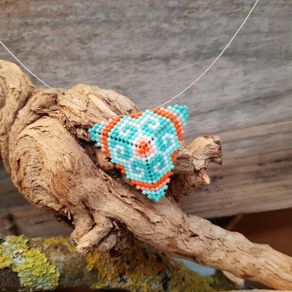 Collier Tissage Triangle sur Câble – Corail – orange, saumon, vert pale, vert turquoise, argent et blanc – Taille L