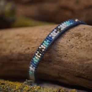 Bracelet tissage plat ethnique et wrap sur lien de cuir bleu vert – Lagon – Mini perles – Bleu, vert d’eau , gris foncé et argent
