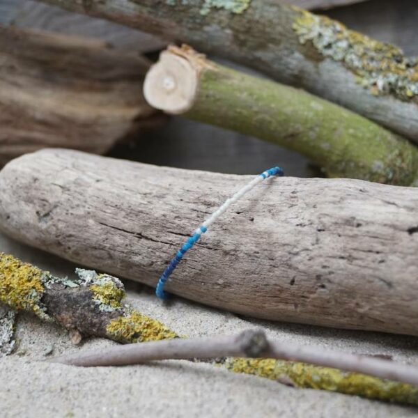 Bracelet simple rang – type 1 – perles Miyuki sur câble fin – Océan Atlantique – Beige, Bleu foncé et Bleu Roi
