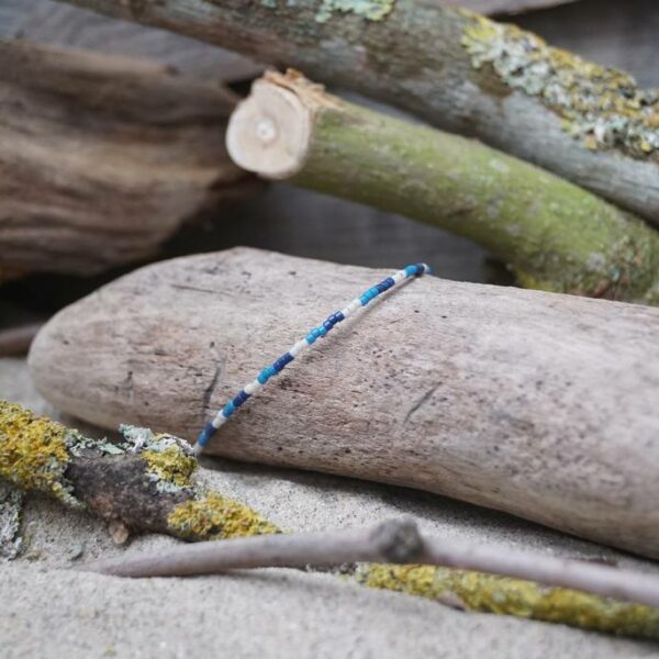 Bracelet simple rang – type 3 – perles Miyuki sur câble fin – Océan Atlantique – Beige, Bleu foncé et Bleu Roi