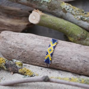 Bracelet Tissage Rectangle – Pagolin – Zig Zag sur fil beige – bleu marine , gris bleu, jaune et argent
