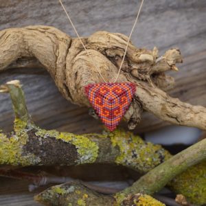Collier Tissage Triangle bord Rouge sur fil beige Sucre d’Orge – Rouge, Orange, Mauve – Taille L