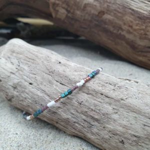 Bracelet simple rang -Type 3 – minis perles sur câble fin – Glacier –  Ardoise, Blanc, bronze reflets