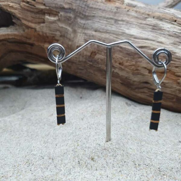 Boucles d’Oreilles Pendantes – Noir et Doré – Perles carrées – Noir, Doré