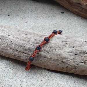 Bracelet Macramé fin – fil rouille- pierre de lave