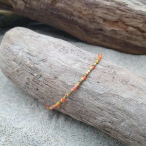 Bracelet simple rang – Type Aléatoire – minis perles sur câble fin –  Comanche – Orange, Kaki, Irisé et Ocre