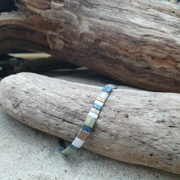 Bracelet  simple rang – Glacier – perles carrées –  Ardoise, Blanc, bronze reflets