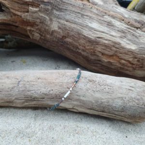 Bracelet simple rang -Type 2 – minis perles sur câble fin – Glacier –  Ardoise, Blanc, bronze reflets
