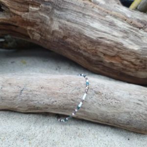 Bracelet simple rang -Type aléatoire – minis perles sur câble fin – Glacier –  Ardoise, Blanc, bronze reflets