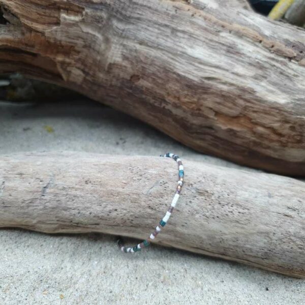Bracelet simple rang -Type aléatoire – minis perles sur câble fin – Glacier –  Ardoise, Blanc, bronze reflets