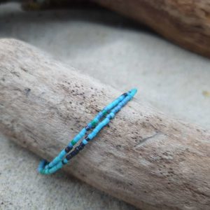 Bracelet simple rang – lot de 2 – minis perles sur câble fin – Lagon – vert foncé, vert turquoise, bleu ciel, gris