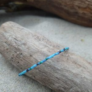 Bracelet simple rang – Type aléatoire – mini perles sur câble fin – Lagon – vert foncé, vert turquoise, bleu ciel, gris