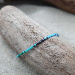 Bracelet simple rang – Type 7 – minis perles sur câble fin – Lagon – vert foncé, vert turquoise, bleu ciel, gris