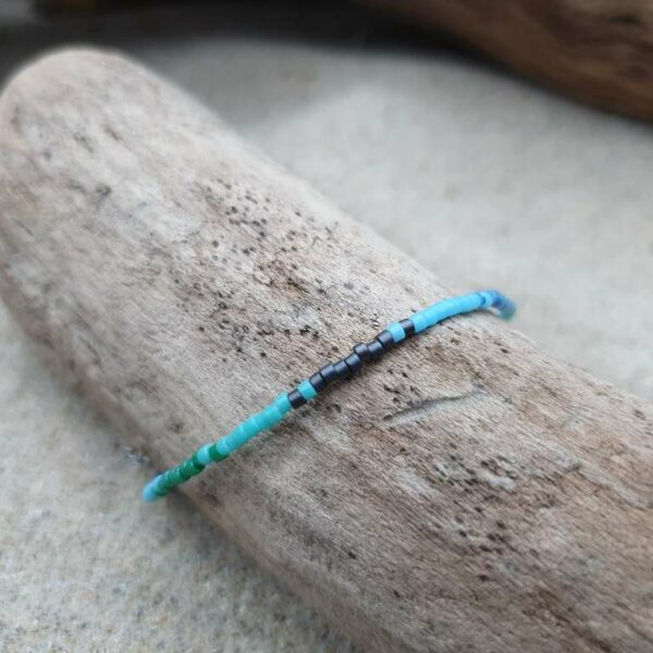 Bracelet simple rang – Type 7 – minis perles sur câble fin – Lagon – vert foncé, vert turquoise, bleu ciel, gris