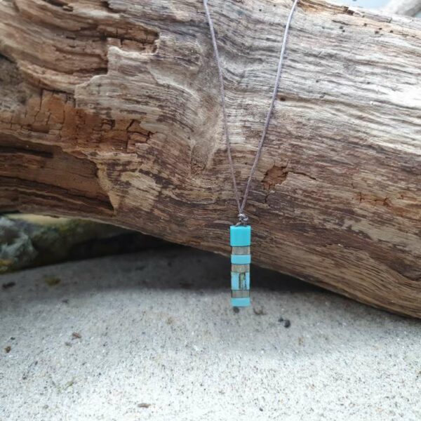 Collier Pointe – Lagon – perles carrées – vert foncé, vert turquoise, bleu ciel, bleu roi, gris et Marbré