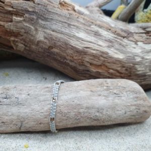 Bracelet Macramé épais  – fil gris – mini cubes doré