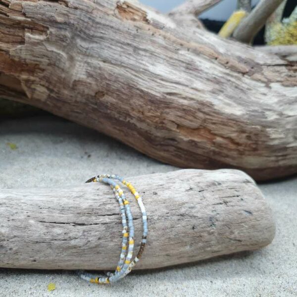 Bracelet simple rang – lot de 3 – minis perles sur câble fin – Ocre, Bronze, Ecru, Gris, Marbré