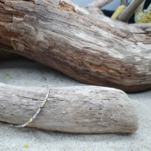 Bracelet simple rang – Type Aléatoire – minis perles sur câble fin – Naturel – Ocre, Bronze, Ecru, Gris, Marbré