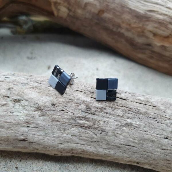 Boucles d’Oreilles Puces Perles carrées – Tempête –  Noir et gris