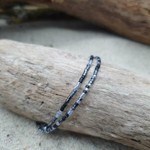 Bracelet simple rang – lot de 2 – minis perles sur câble fin – Tempête – Noir et gris