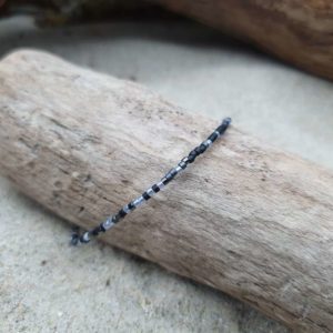 Bracelet simple rang -Type aléatoire – minis perles sur câble fin – Tempete – Noir et gris