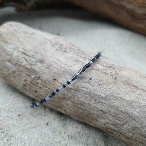 Bracelet simple rang -Type aléatoire – minis perles sur câble fin – Tempete – Noir et gris