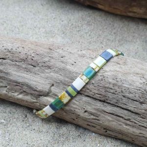 Bracelet simple rang – perles carrées – Chlorophylle – Vert,  Ecru, Ardoise et Marbré