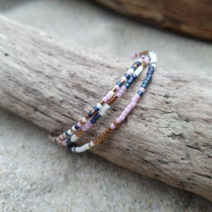 Bracelet simple rang – Lot de 3- minis perles sur câble fin –  La Vie en Rose – Rose Ecru Ardoise et Doré