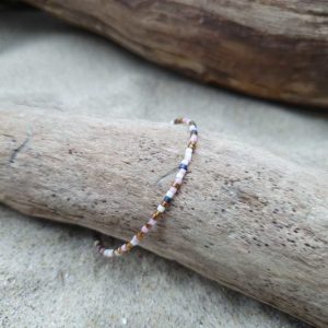 Bracelet simple rang – Type aléatoire – minis perles sur câble fin –  La Vie en Rose – Rose Ecru Ardoise et Doré