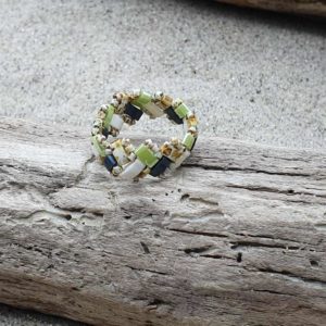Bague Ecailles de Dragon simple perles carrées – Chlorophylle – Perles carrées –  Vert , Ardoise, Ecru, Gris, Marbré beige taille M