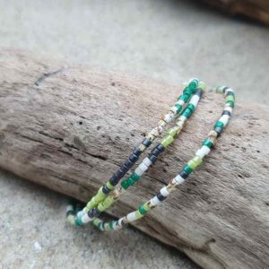 Bracelet simple rang – Lot de 3 – minis perles sur câble fin –  Chlorophylle – Vert, Ecru,  Ardoise et Marbré