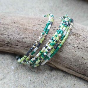 Bracelet simple rang – Lot de 7- minis perles sur câble fin –  Chlorophylle – Vert, Ecru,  Ardoise et Marbré
